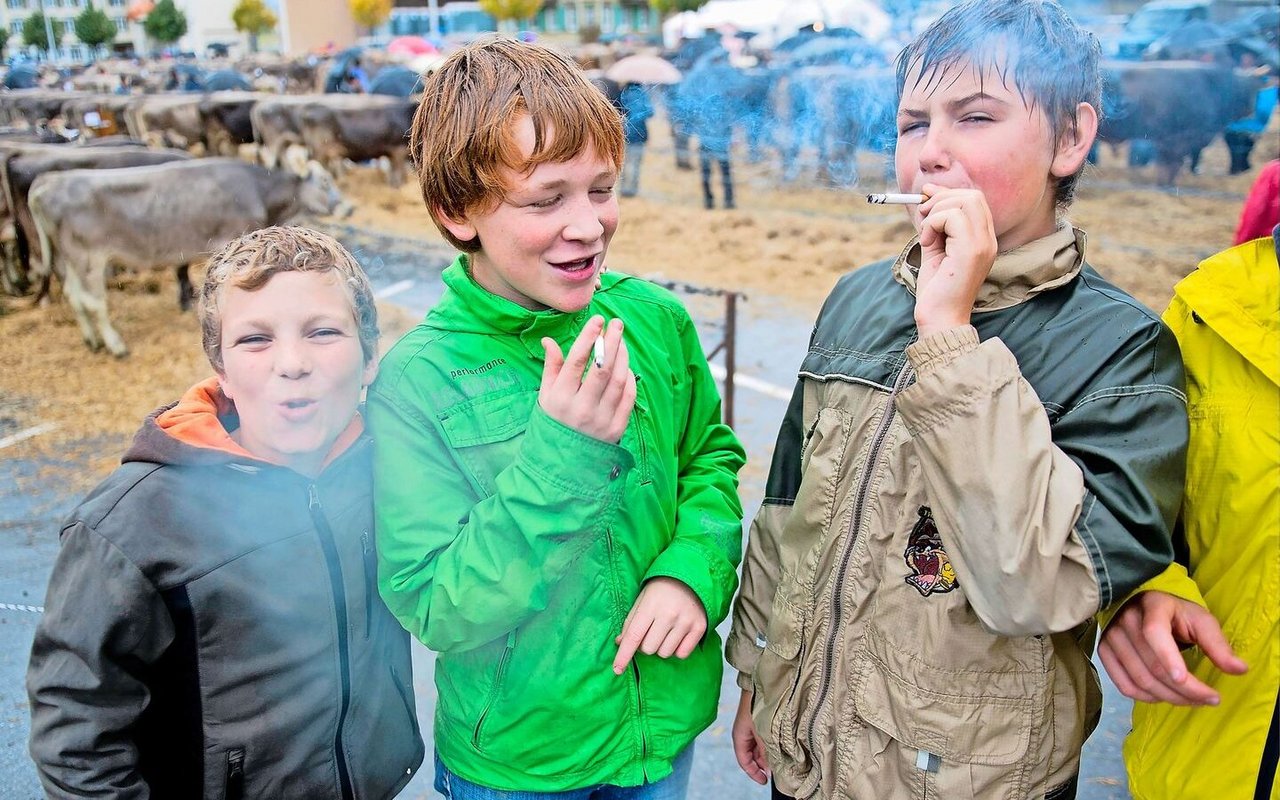 Rauchende Kinder an der Viehschau in Appenzell (Aufnahme von 2010). Auch heute probieren Jugendliche gerne Tabakprodukte aus, am beliebtesten ist der Schnupf. 