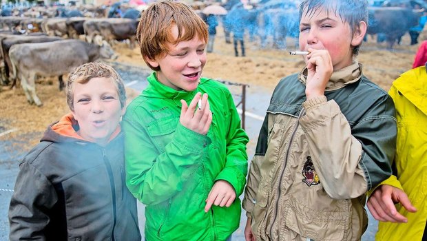 Rauchende Kinder an der Viehschau in Appenzell (Aufnahme von 2010). Auch heute probieren Jugendliche gerne Tabakprodukte aus, am beliebtesten ist der Schnupf. 