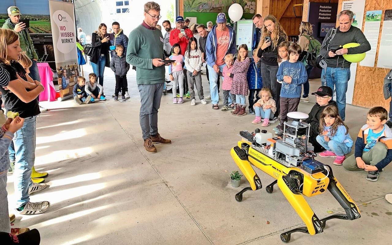 Faszinierte junge und ältere Besucher im Verkehrshaus: Der hundeähnliche Roboter, denkbar zum Spritzen von Blacken. 