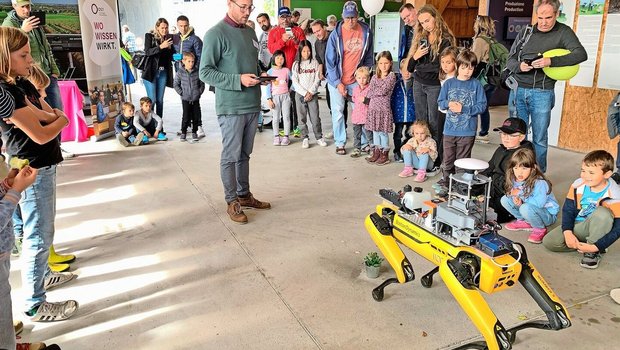 Faszinierte junge und ältere Besucher im Verkehrshaus: Der hundeähnliche Roboter, denkbar zum Spritzen von Blacken. 