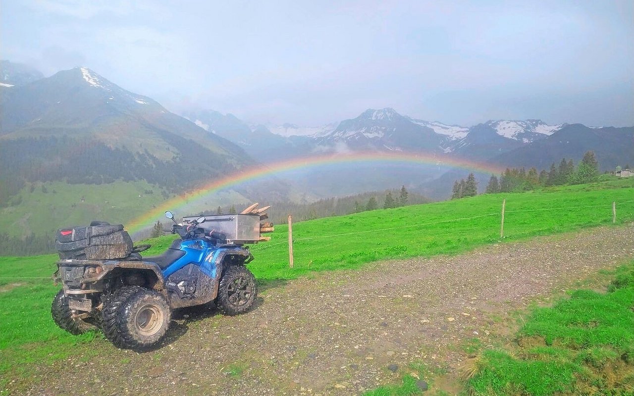 Nach der verregneten Alpauffahrt zeigt sich endlich die Sonne und zaubert einen Regenbogen über die Alp Valpun.