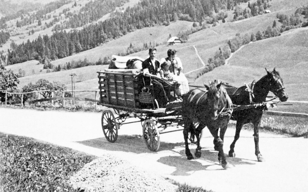 Ein vollbeladener Zügelwagen: So könnten die Küher vor 400 Jahren auf die Alpen gezogen sein.