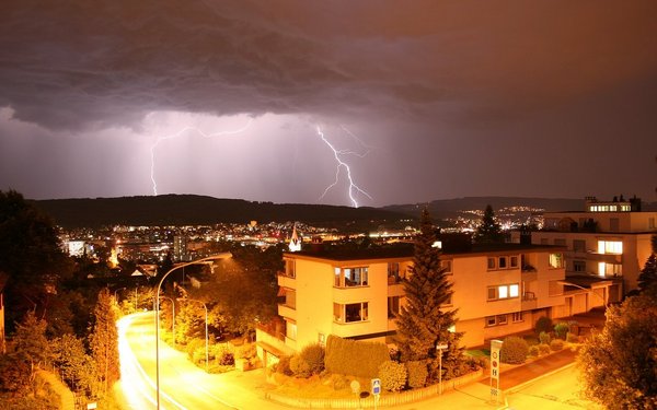 Kräftige Gewitterfront Schickt Sturm Und Hagel über Die Schweiz ...