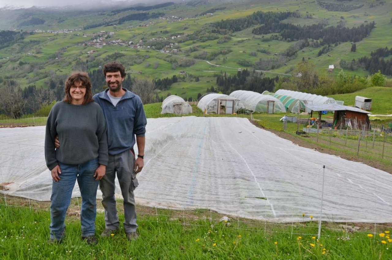 Das einstmalige Gärtner-Ehepaar hat sich zu einem Landwirte-Ehepaar entwickelt. Ihnen liegt die biologische Produktion sehr am Herzen. (Bild: Susi Rothmund)