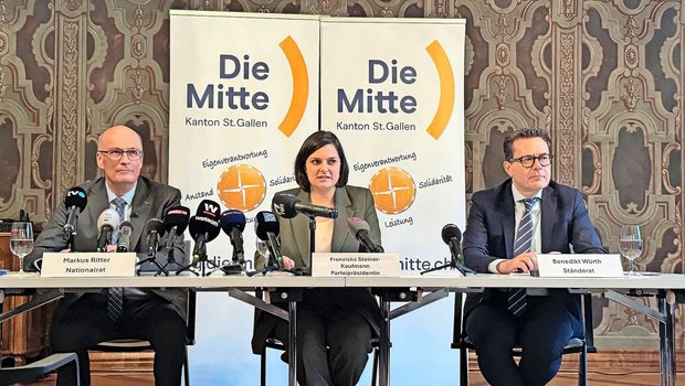 Markus Ritter, Nationalrat (Mitte/SG), Franziska Steiner-Kaufmann, Präsidentin die Mitte St.Gallen, und Benedikt Würth, Ständerat die Mitte St. Gallen, informieren über die Bundesratskandidatur von Markus Ritter. 