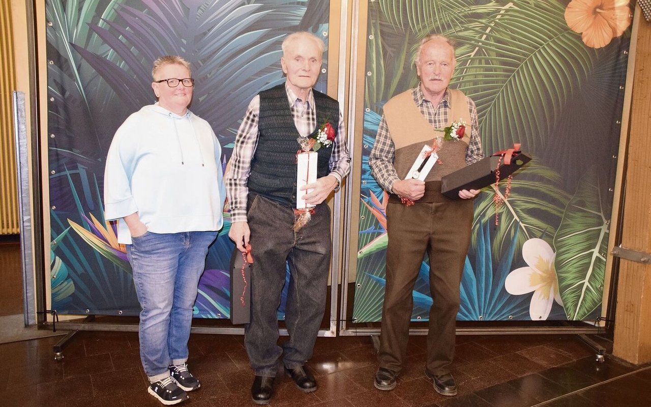 Die Präsidentin Susanne Ritter gratuliert Otto Leuenberger, Rüegsbach, und Paul Zurbrügg, Achseten, für ihre 60-jährige Milchkontrolleurenzeit (v. l. n. r.).