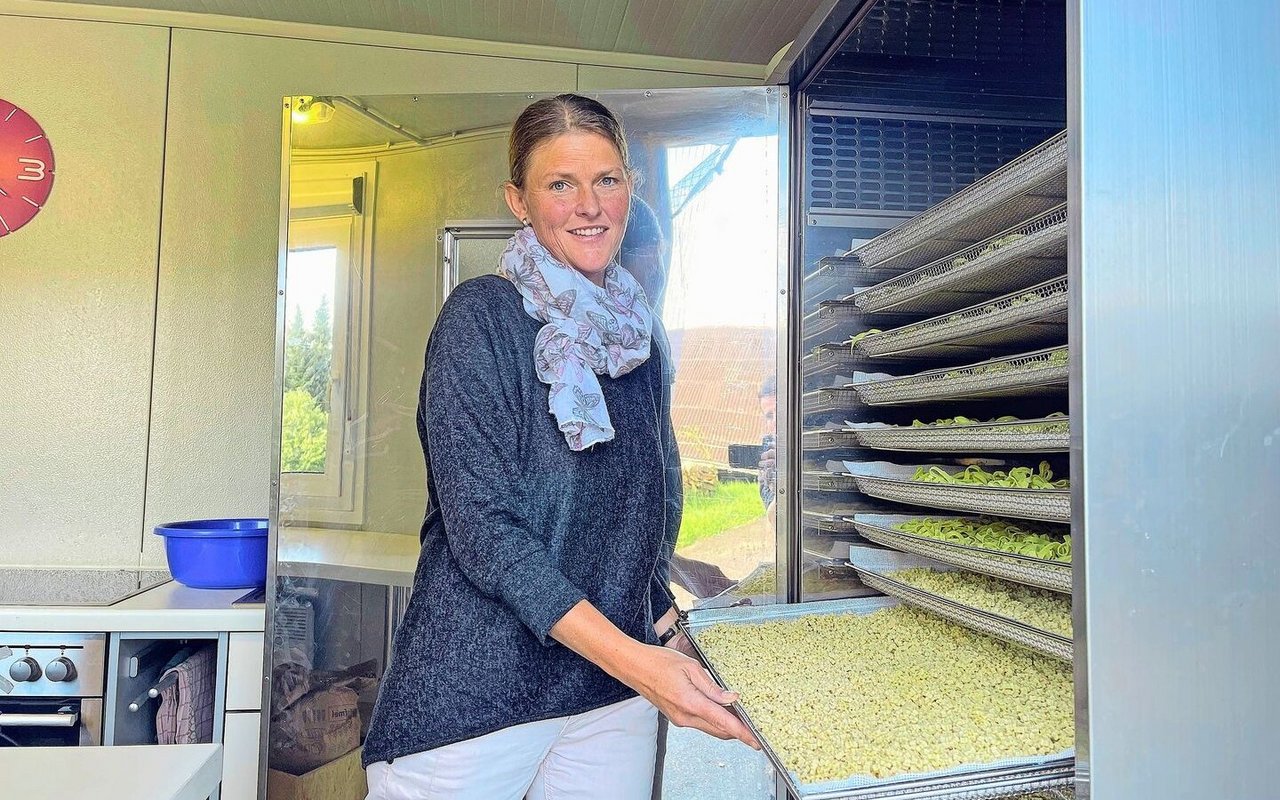 Andrea Stadelmann-Erni bei der Teigwarenproduktion auf dem Hof Schwand bei Willisau LU. Diese kommen vor allem in ihre Geschenkkörbe.