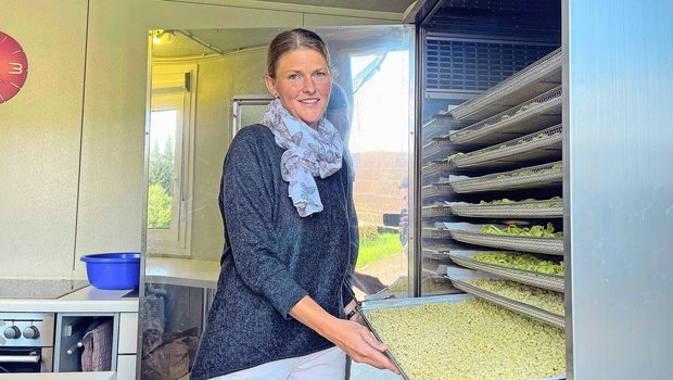 Andrea Stadelmann-Erni bei der Teigwarenproduktion auf dem Hof Schwand bei Willisau LU. Diese kommen vor allem in ihre Geschenkkörbe.