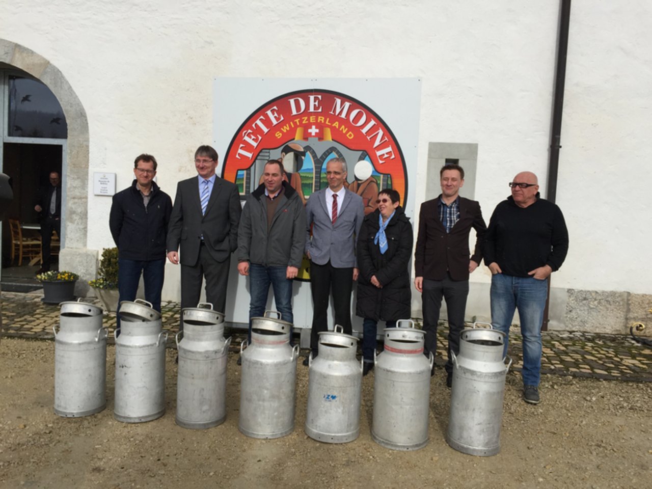 Olivier Isler (Geschäftsführer Interprofession Tête de Moine), Jacques Gygax (Präsident Interprofession Tête de Moine), Markus Gerber (Gemeindepräsident Saicourt), Olivier Girardin (Direktor Fondation Rurale Interjurassienne), Annnemarie Hämmerli (Generalsekretärin Landwirtschaftskammer Berner Jura), Guillaume Davot (Direktor Jura bernois Tourisme), Gérard Benoît à la Guillaume (Bidons sans frontières). (Bild zVg)