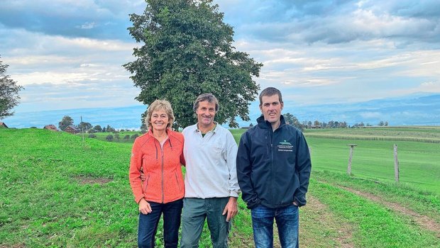 Bewirtschaften gemeinsam den Urihof: Susanne und Othmar Keiser mit dem LuB-Mitarbeiter Pirmin Langenstein.