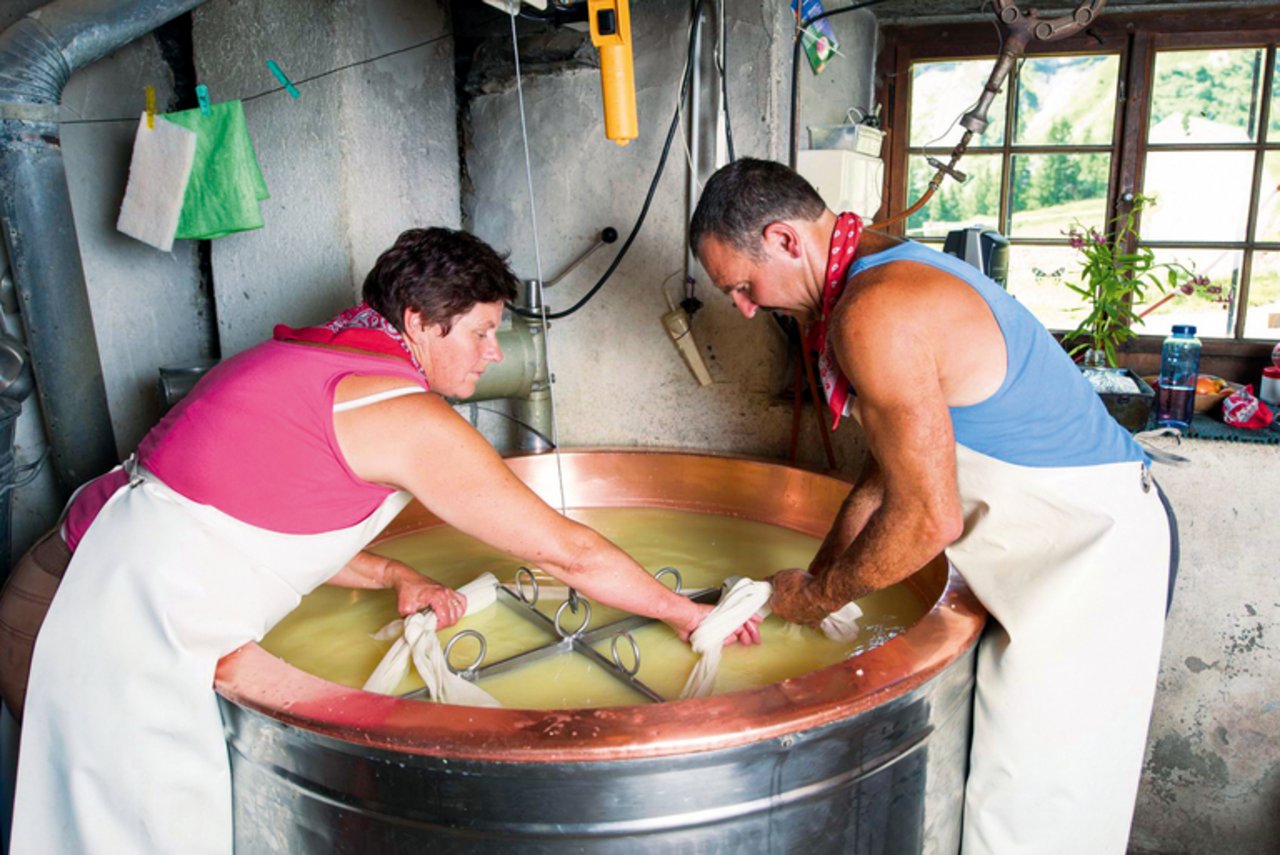 Gesucht sind die besten Alpkäse: Ruth und Albert Horner von der Alp Altenoren, Linthal, bei der Arbeit. (Bild zVg)