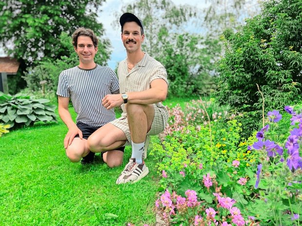 Heute: Sebastian Bütler (links) und Christof Rigert im Garten, wo sich Gärtner Sebastian austoben kann. 