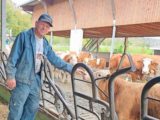 Alois Kohler kennt seine Tiere gut und will vorbeugen statt heilen. Der Laufstall mit Tiefstreu bietet den 22 Mutterkühen und ihren Kälbern frische Luft und Liegekomfort. 