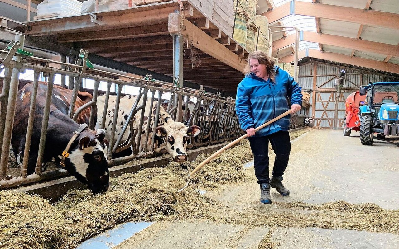 Mireille Hirt im Stall: Die Freiburger Milchproduzentin definiert Lebensqualität vor allem über Zeit für sich selbst – für einen Kaffee mit ihrem Mann, das Lesen eines Buchs oder einen Ausritt.