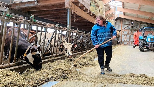 Mireille Hirt im Stall: Die Freiburger Milchproduzentin definiert Lebensqualität vor allem über Zeit für sich selbst – für einen Kaffee mit ihrem Mann, das Lesen eines Buchs oder einen Ausritt.