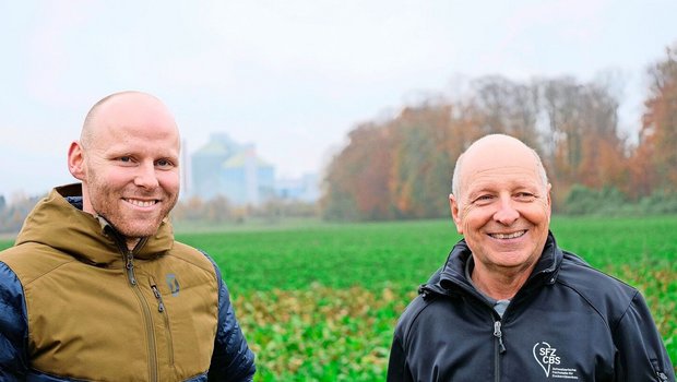 Landwirt Marc Peter (links) und SFZ-Berater Samuel Jenni (rechts) auf dem Feld vor der Aarberger Zuckerfabrik.