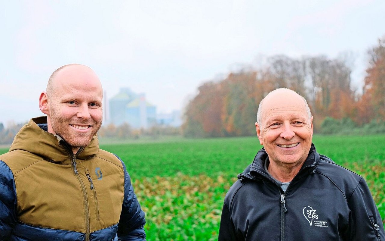 Landwirt Marc Peter (links) und SFZ-Berater Samuel Jenni (rechts) auf dem Feld vor der Aarberger Zuckerfabrik.