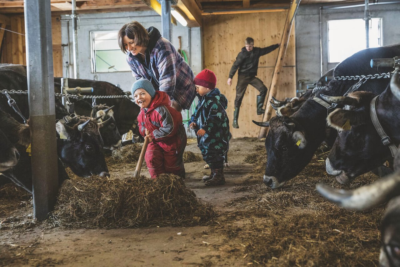 Stallarbeit, die Spass macht: Sandra Bachmann und ihre Söhne Juri und Mitja. (Foto: Johanna Bossart)