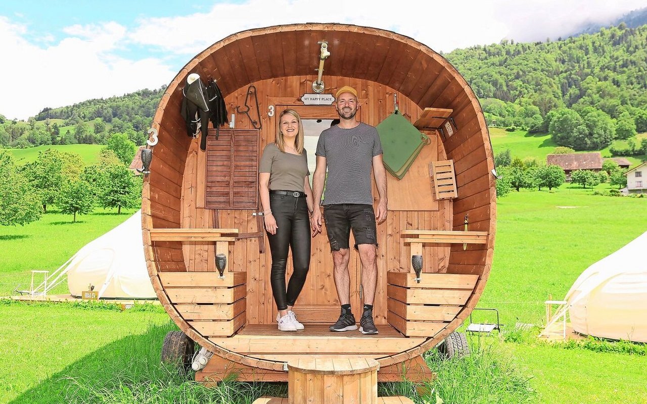 Carmen und Pirmin Gisler schätzen es, auf ihrem Hof ihre Kreativität auszuleben und eigene Ideen umzusetzen. Ihre Unterkunftsangebote wie die Campingfässer sind fast immer besetzt.