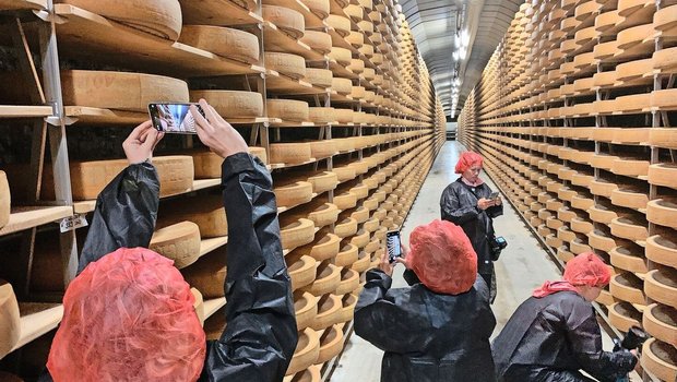 Interessierte internationale Agrarjournalisten bei der Emmi in der Sandsteinhöhle Kaltbach.