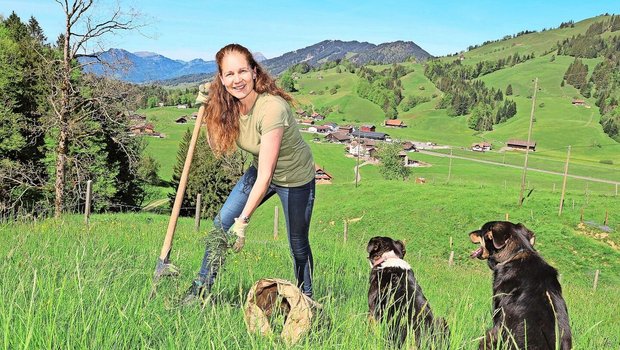 Anstatt ins Fitnesstraining zu gehen, sticht Bäuerin Monika Grab auf ihren Futterbau-Wiesen Unkraut und geniesst dabei mit ihren Hunden die Natur und das Panorama.