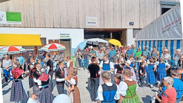 Gute Stimmung auf dem Biohof Emmetti mit der Kinder- und Jugendtrachtengruppe Giswil.