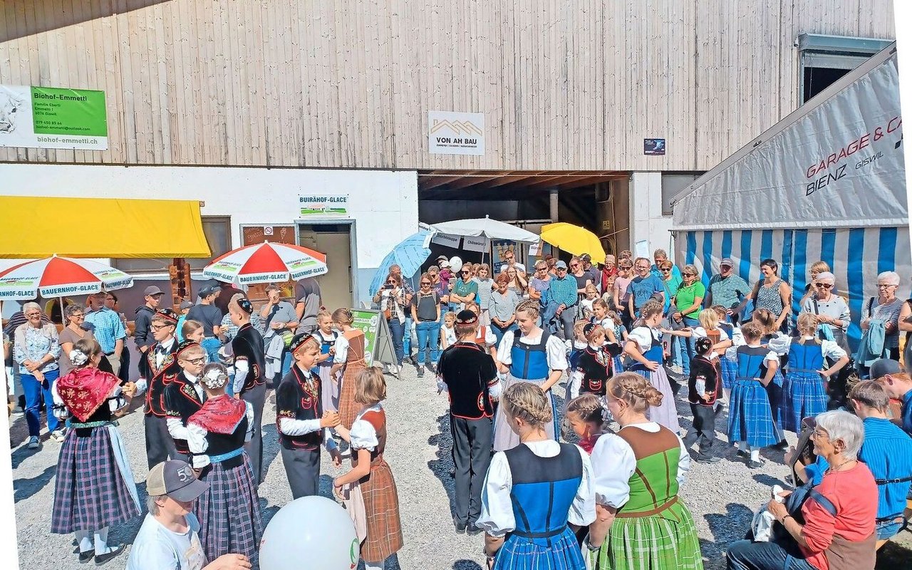 Gute Stimmung auf dem Biohof Emmetti mit der Kinder- und Jugendtrachtengruppe Giswil.