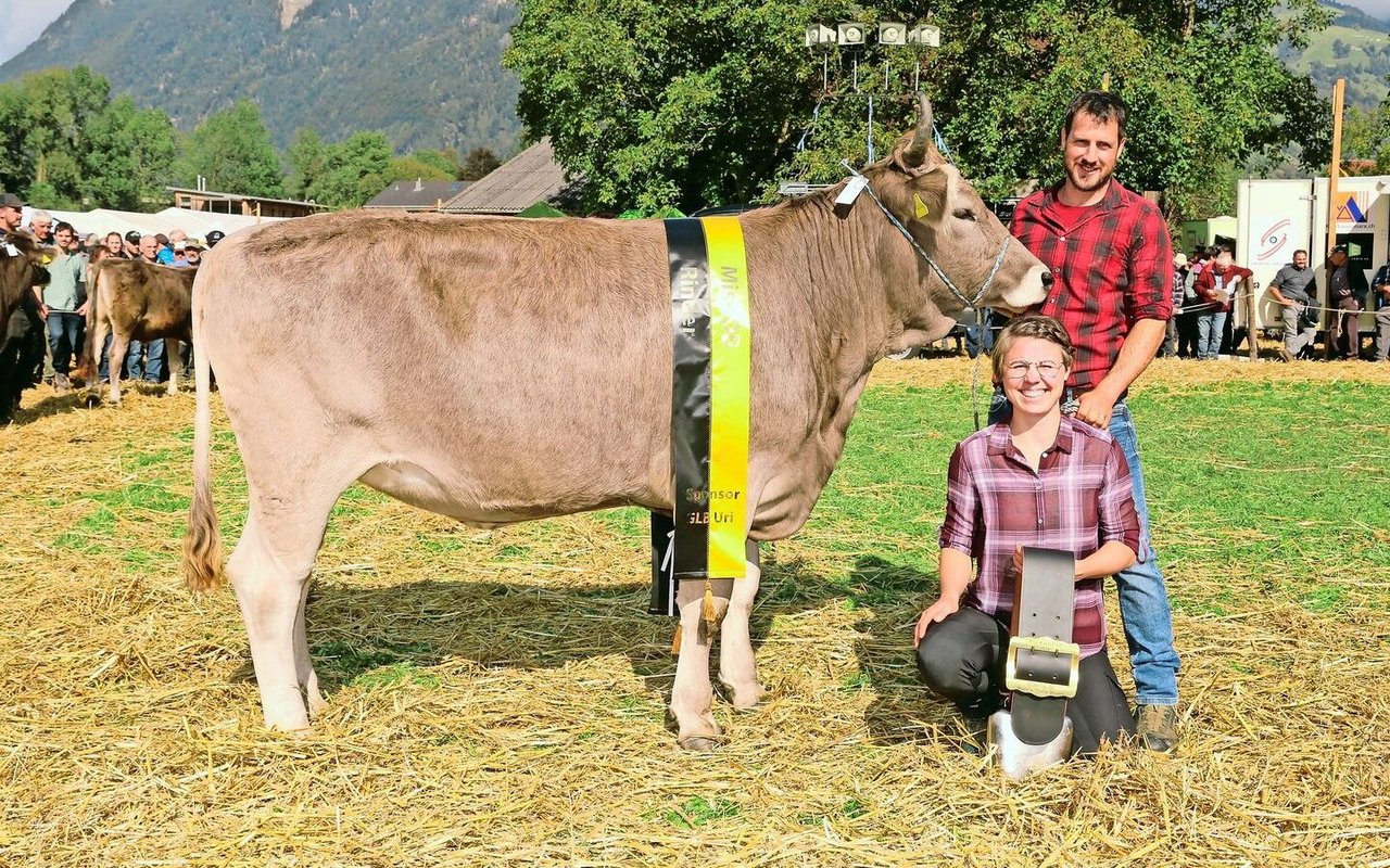 Fränzi und Thomas Arnold aus Bürglen strahlten nach dem Rinder- Champion-Titel OB von ihrer Harlei Hope um die Wette. 