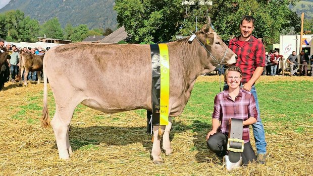 Fränzi und Thomas Arnold aus Bürglen strahlten nach dem Rinder- Champion-Titel OB von ihrer Harlei Hope um die Wette. 