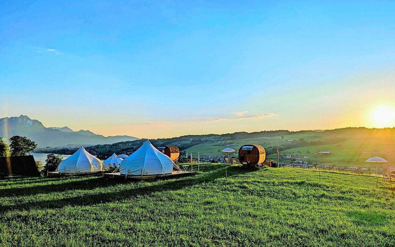 Die Lage des Hofes Stadelmatt mit Sicht auf den Pilatus begeistert die Gäste: drei Lotus-Belle-Zelte und drei Campingfässer. 