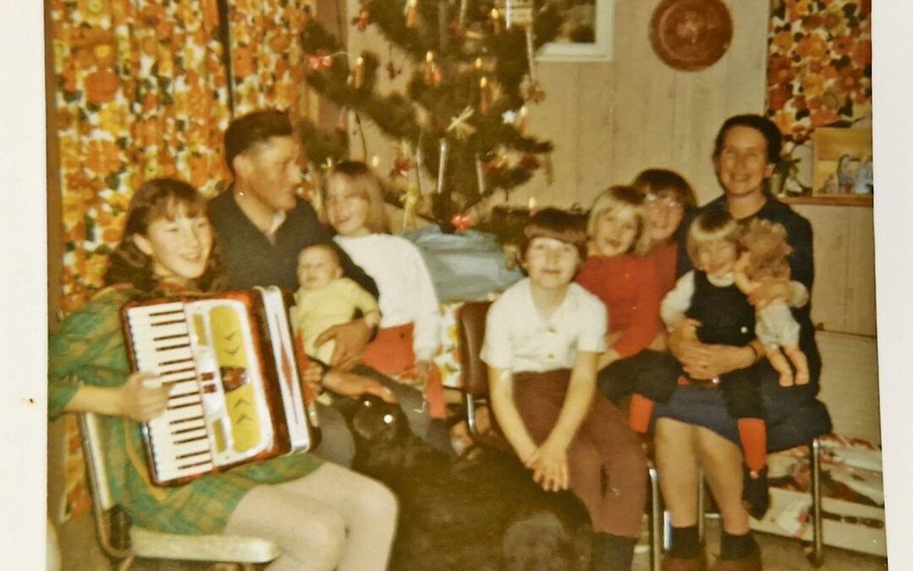Weihnachten 1970, das einzige Jahr, in dem eine Föhre in der Stube stand. Die Kinder fanden diese so schön.