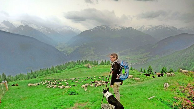Doris Theiner ist seit sieben Jahren Hirtin und seit sechs Jahren Alpmeisterin auf der Alp Lumpegna bei Disentis. Mit dabei sind unter anderem 700 bis 800 Schafe sowie 120 Ziegen.