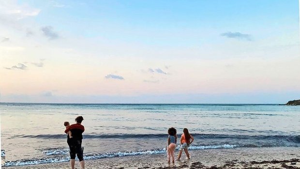 Ozean und Strand liegen nur wenige Autominuten vom Haus von Familie Besson entfernt. Im Winter bleibt mehr Zeit für gemeinsame Aktivitäten.