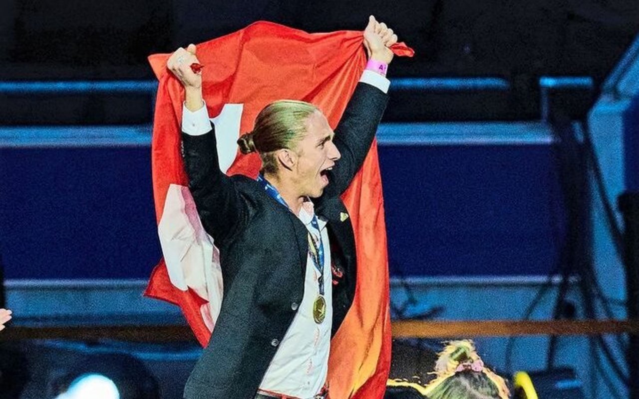 Mit der Schweizerfahne im Rücken betritt Cedric Lang das Siegerpodest an den World Skills. 