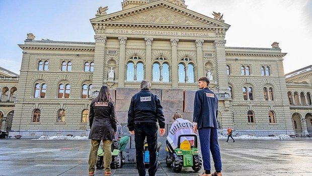 Migros, BLW und Coop fahren die Landwirtschaft an die Wand, so das Bild von Uniterre.