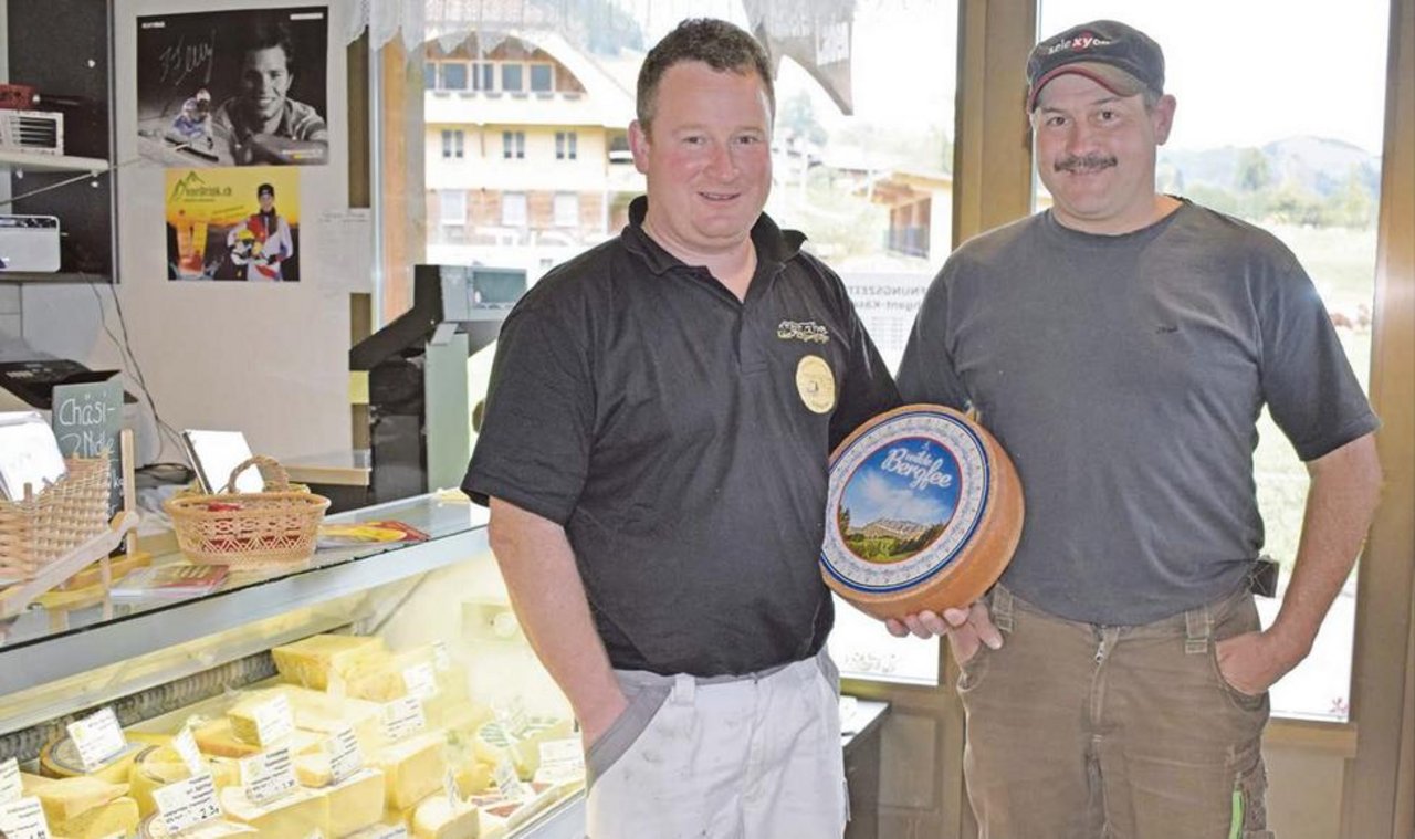 Markus Aegerter (links) und Andreas Neuenschwander verkaufen Schangnauer Käse und auch ein wenig Emotionen und Geschichten aus dem Tal. (Bild dj)