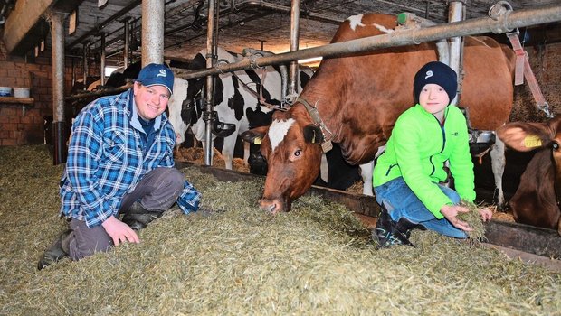 René Durand mit Sohn Dominic. Für den Züchter ist die Fütterung der Schlüssel für langlebige Kühe. Bisher hat er in seinem Stall elf 100 000er-Kühe hervorgebracht. 