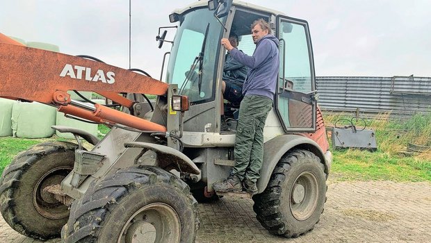 Jannik ist schon ziemlich geübt im Umgang mit den Maschinen. Lehrmeister Timo gibt ihm kurz eine Instruktion beim Siloballenfahren. 