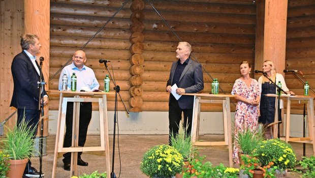 Sie waren am Podium beteiligt (v. l. n. r.): Die Nationalräte Jürg Grossen, Ernst Wandfluh, Moderator Sandro Brotz, die Nationalrätinnen Irène Kälin und Andrea Zryd. 