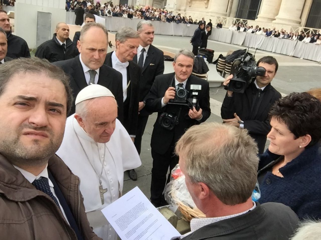 Papst Franziskus im Gespräch mit dem Milchbauern auf dem Petersplatz. (Bilder EMB)