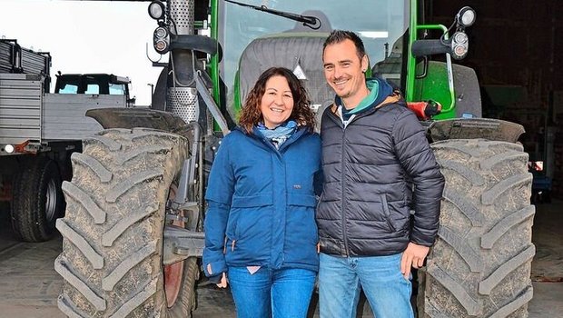 Familie Kunz bildet Lehrlinge aus. Drei Fendt-Traktoren bringen die nötige Schlagkraft für den Ackerbau, Hund Ringo bewacht den Hofplatz. 