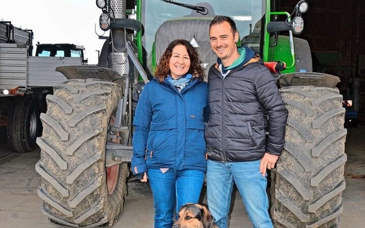 Familie Kunz bildet Lehrlinge aus. Drei Fendt-Traktoren bringen die nötige Schlagkraft für den Ackerbau, Hund Ringo bewacht den Hofplatz. 