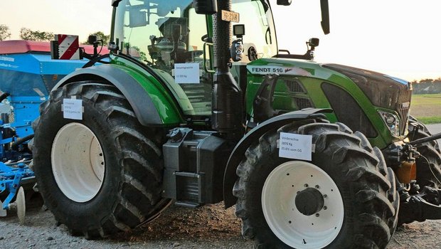 Markus Koller beschriftete die Achsgewichte am Traktor. Die Gewichtsverteilung hängt auch vom Anbaugerät ab. 