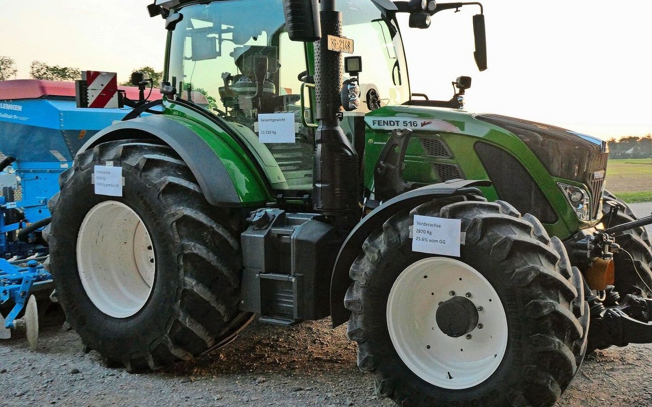 Markus Koller beschriftete die Achsgewichte am Traktor. Die Gewichtsverteilung hängt auch vom Anbaugerät ab. 