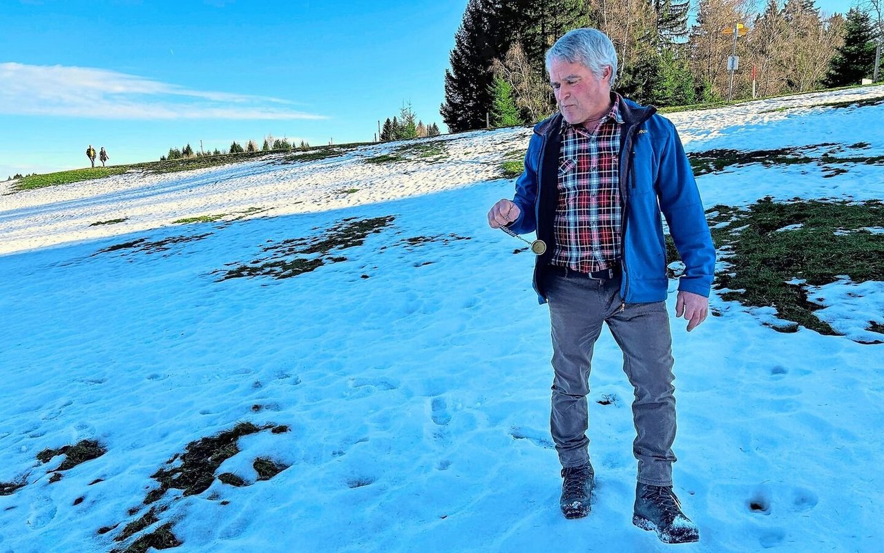 Johannes Bodenmann ist auch bei Schnee unterwegs, um Quellen zu finden. Dazu verwendet er eine alte Taschenuhr als Pendel.