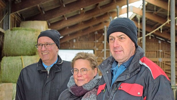 Das Betriebsleiterpaar Beat und Gabi Schürch-Wyss empfingen Medienschaffende zur Jahresmedienkonferenz des SBV auf ihrem Betrieb in Kirchberg BE. Markus Ritter bestärkte sie in dieser Aufgabe.