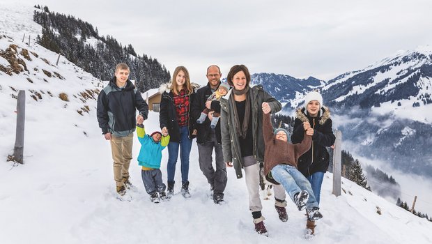 Ist im Winter nur mit der Seilbahn erreichbar: Familie Arnold auf dem Berghof Oberalp im Engelberttal. (Foto: Johanna Bossart) 