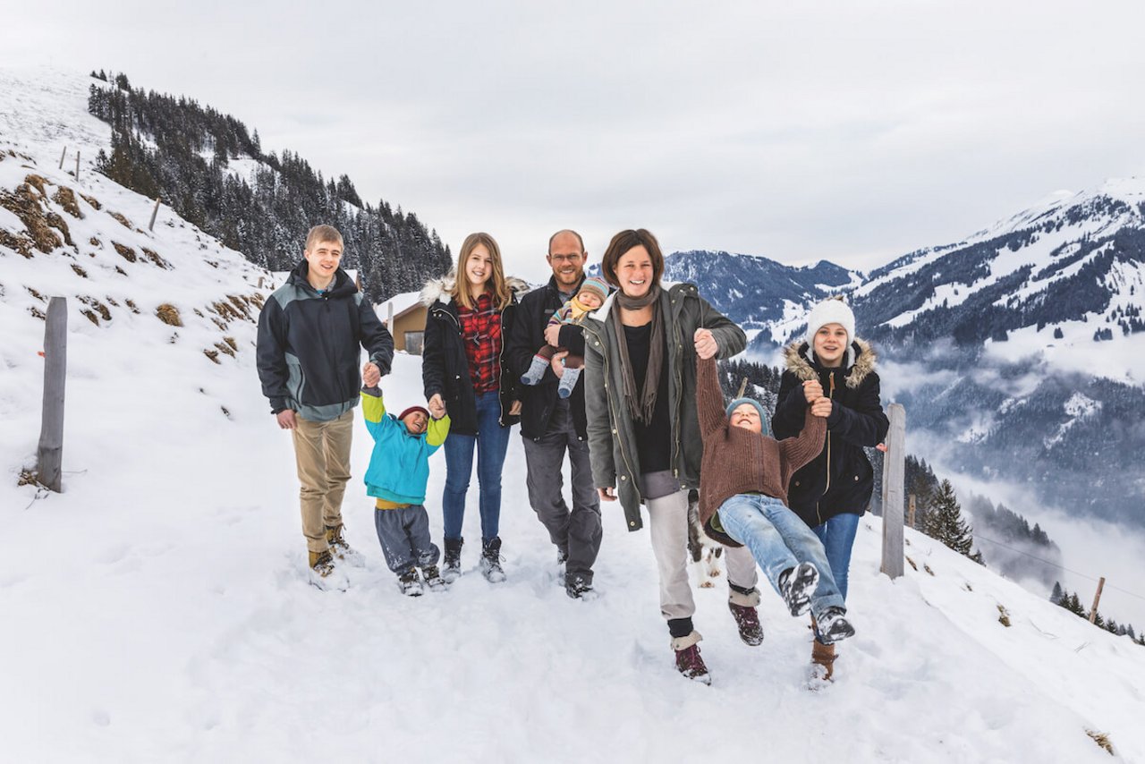 Ist im Winter nur mit der Seilbahn erreichbar: Familie Arnold auf dem Berghof Oberalp im Engelberttal. (Foto: Johanna Bossart) 