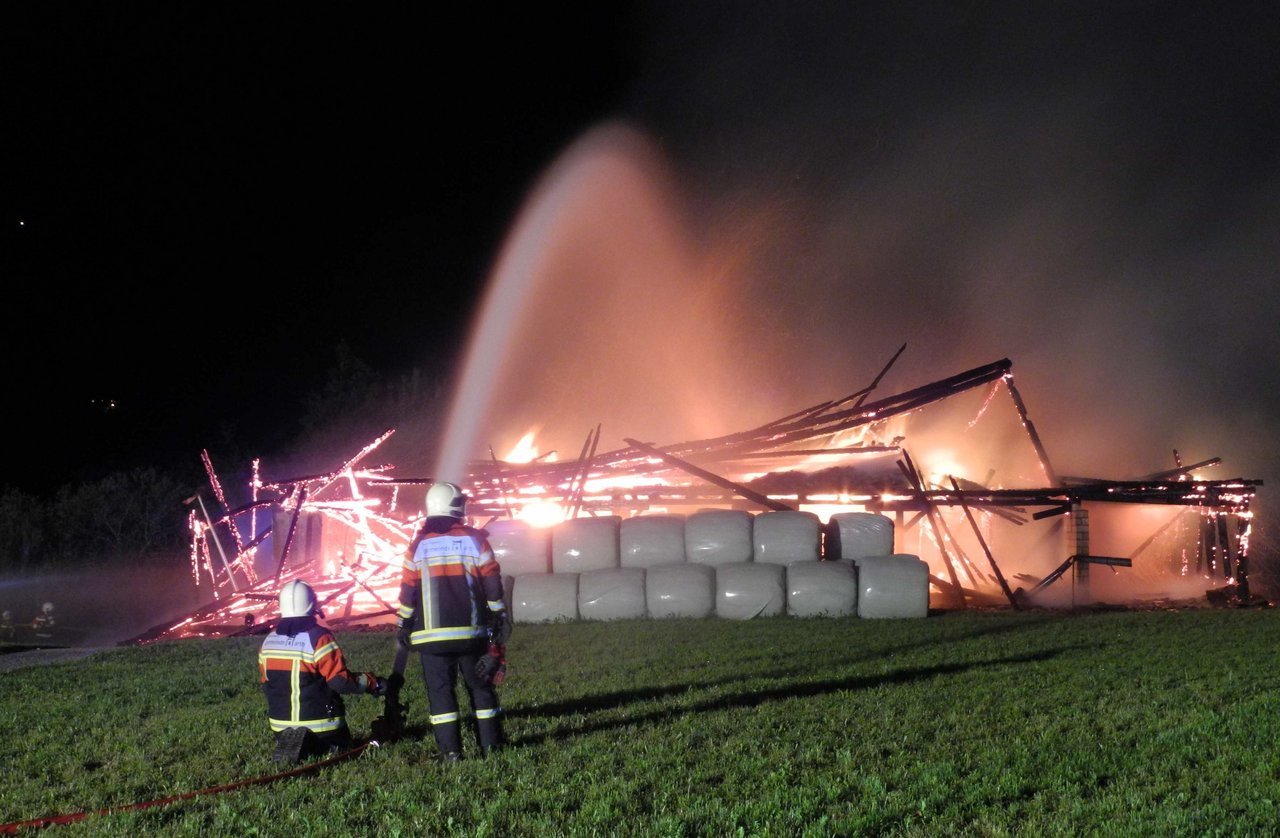 Beim Brand verletzten sich zwei Feuerwehrleute leicht. Die Scheune wurde ... (Bilder Kapo SZ)