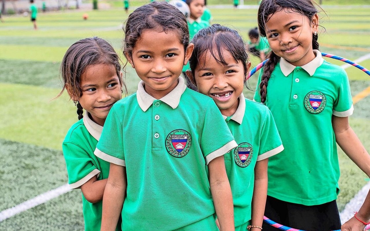 Bessere Zukunftsaussichten für Kinder in Kambodscha dank des Schweizer Hilfswerkes Smiling Gecko. Die Schule bietet neben Bildung auch eine medizinische Grundversorgung, einen Sozialdienst und Mahlzeiten.